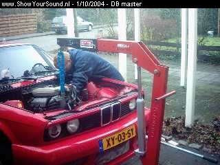 showyoursound.nl - De meeste DB in een BMW Touring!! - DB master - bmw_008.jpg - versnellings bak los halen ven het blok 